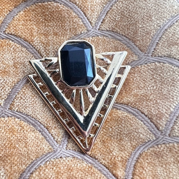 Chevron Brooch Pin Art Deco Revival Black Faux Stone Gold ToneTriangle 0670 P - Picture 7 of 8